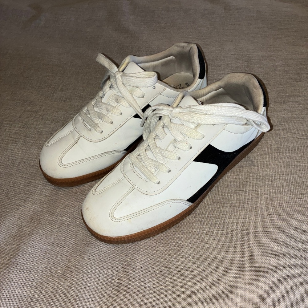 No Boundaries Classic White and Black women's Sneakers